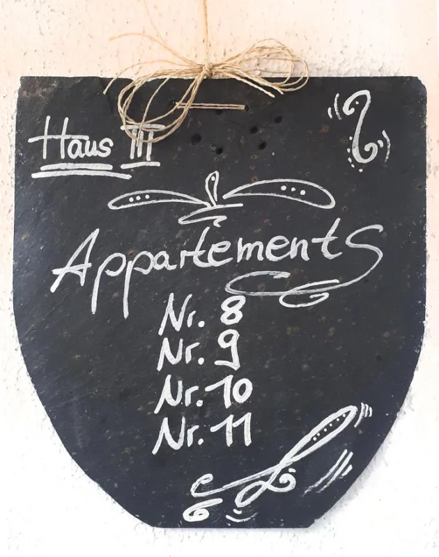 Schild am Aufgang zu Appartements Nr. 8, 9, 10 und 11