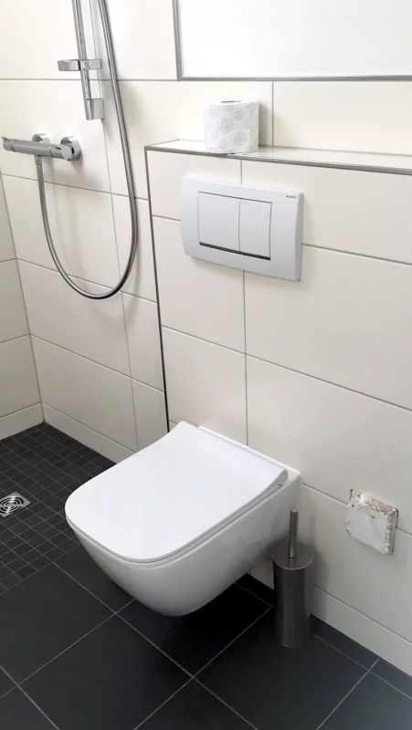 Toilette und Dusche Zimmer Nr. 2