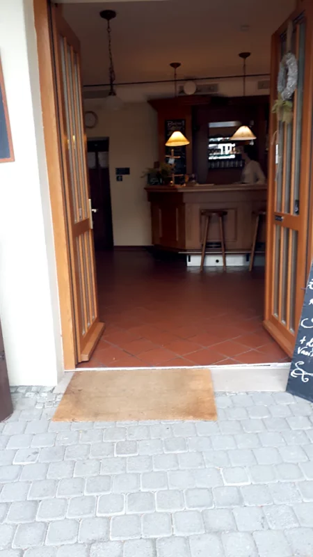 Geöffnete Türen und Blick auf die Bar