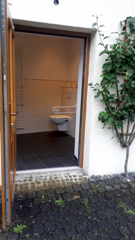Behinderten-WC außen