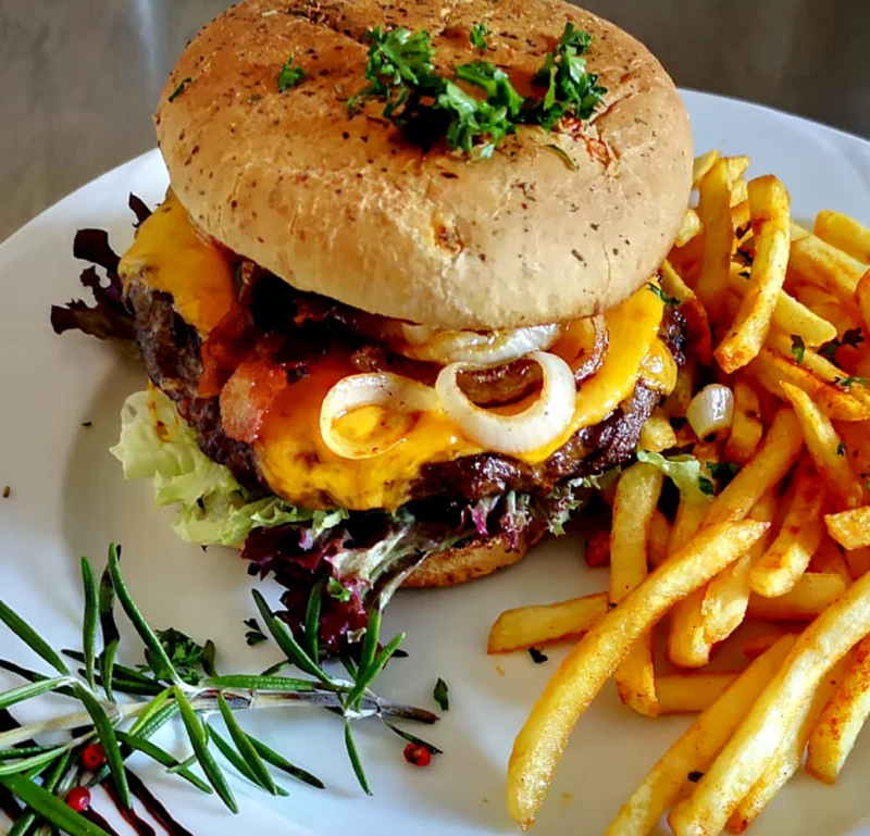 Burger mit Pommes