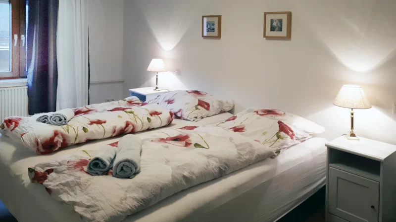 Doppelbett im Zimmer Nr. 8