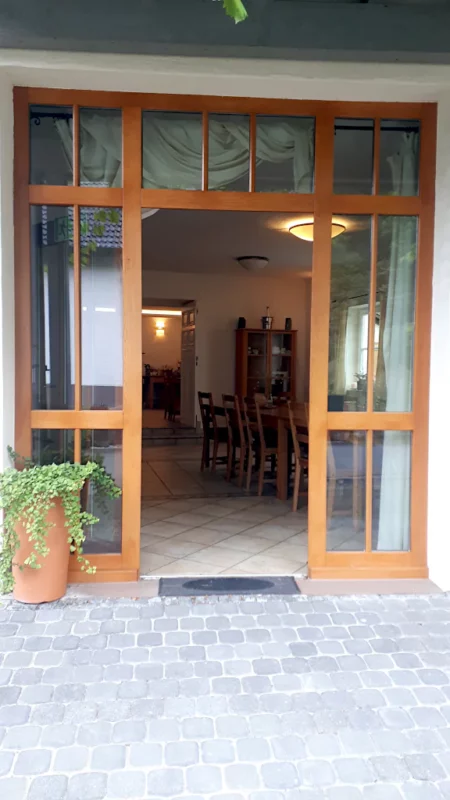 Breiter Eingang zum Restaurant