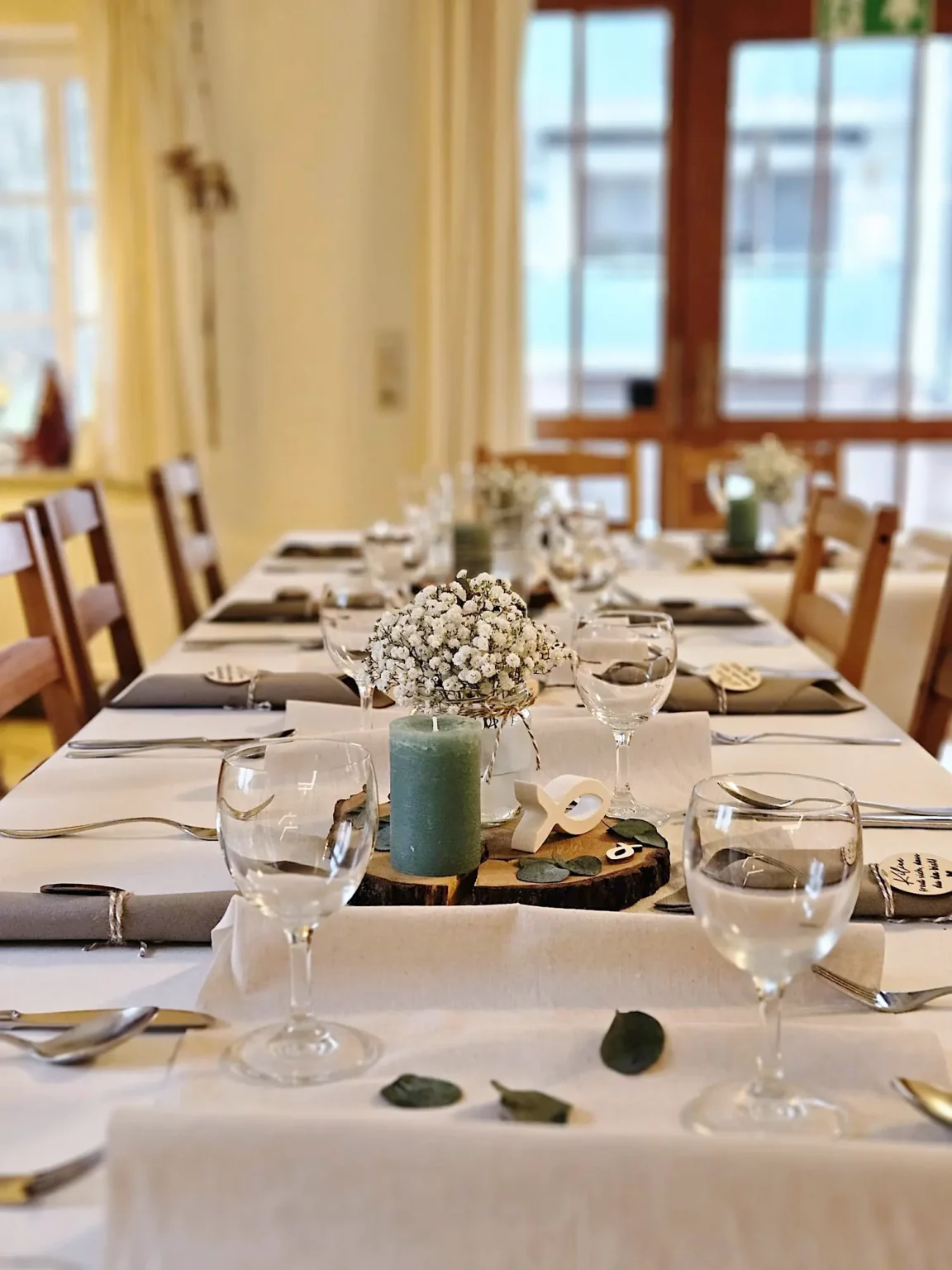 Feierlich gedeckter Tisch