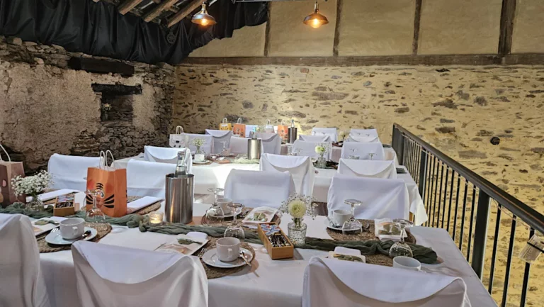 Festscheune mit feierlich dekorierten Tischen