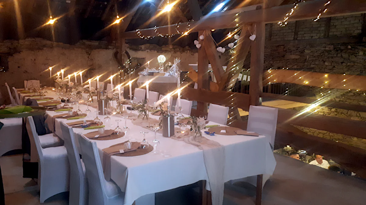 Kerzen auf dem Tisch in der Festscheune