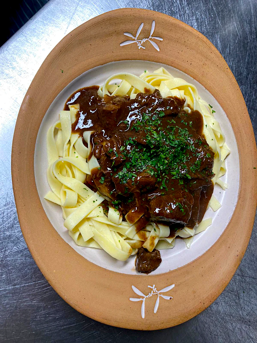 Galloway-Gulasch mit Bandnudeln