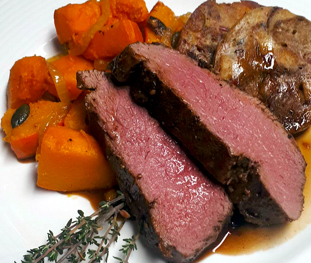 Hirsch Medaillons an Kürbis Ragout und Serviettenknödel