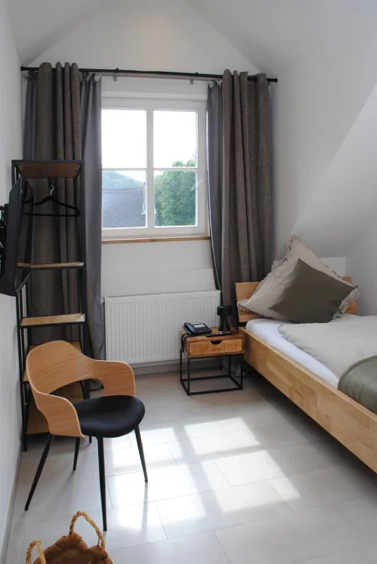 Hohe Decken im Einzelzimmer Nr. 14