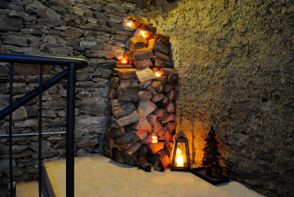 Holz gestapelt in der Ecke mit Beleuchtung