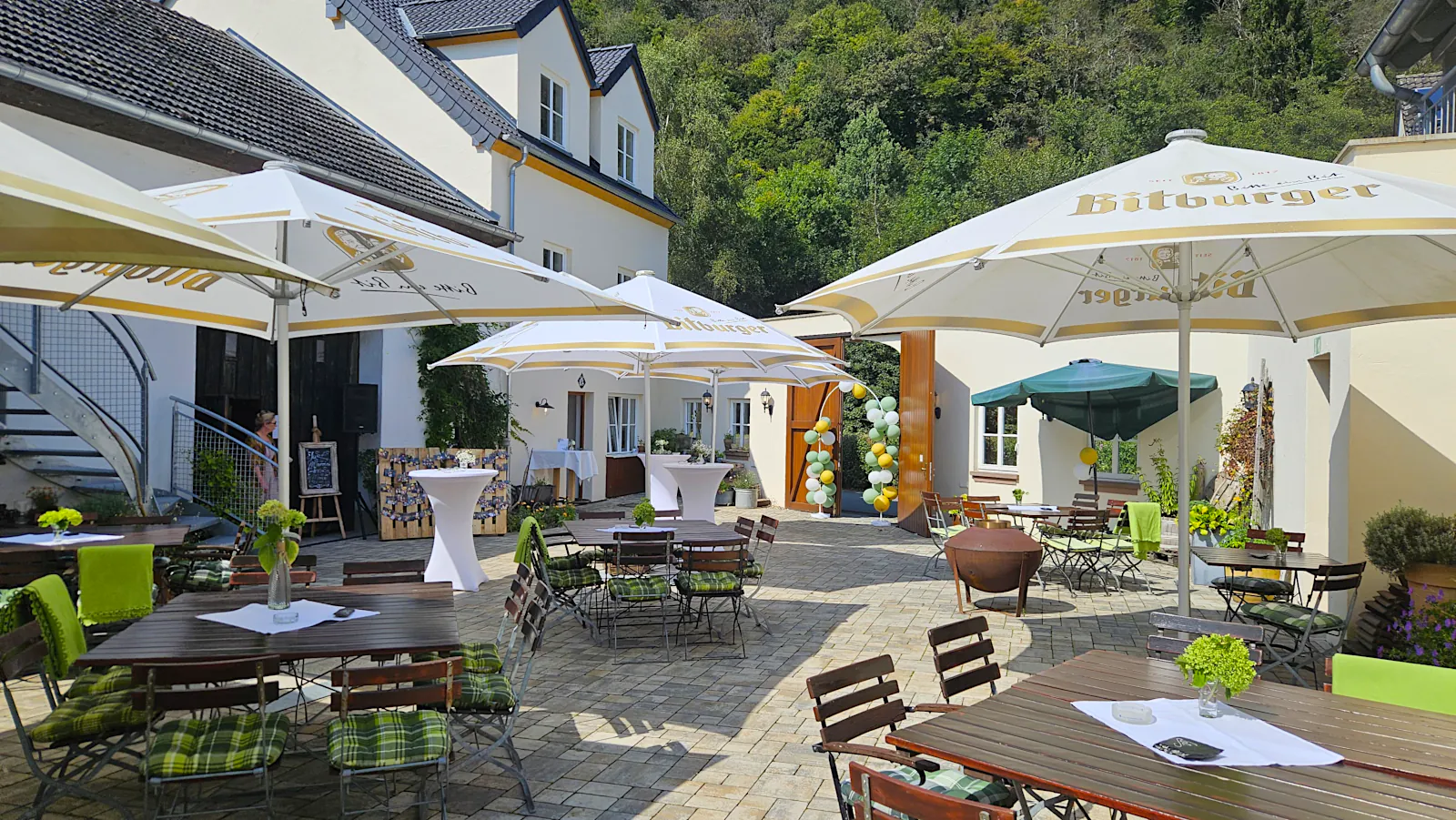 Innenhof dekoriert für eine Hochzeit