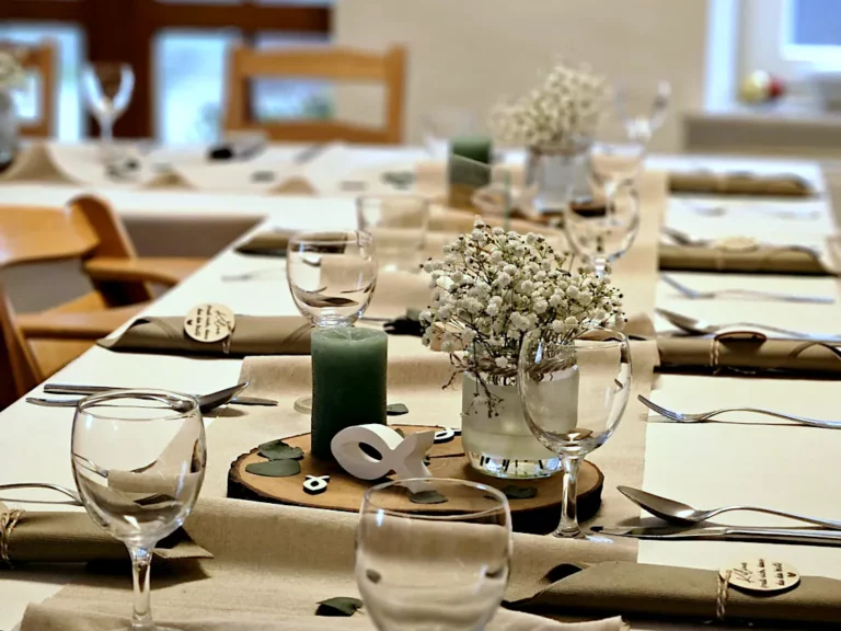 Festlich dekorierter Tisch im Restaurant