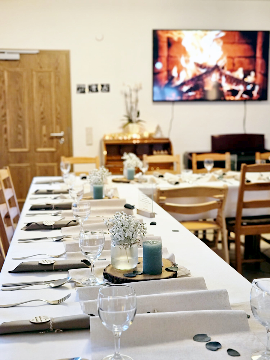 Gedeckter Tisch im Restaurant und Fernseher an der Wand