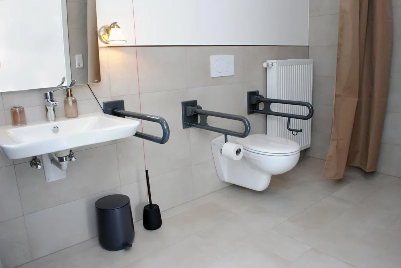 Rollstuhlgerechter Waschtisch und WC