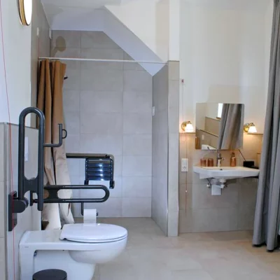 Rollstuhlgerechtes Bad mit hoher Decke