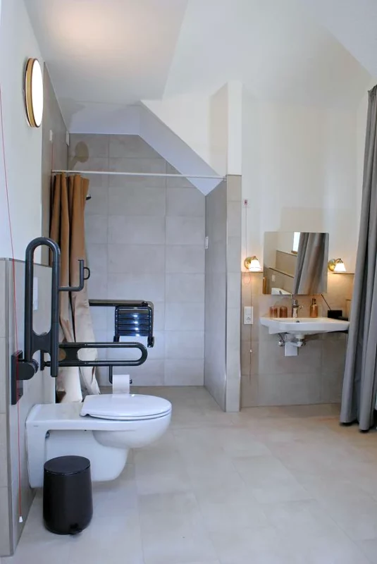 Rollstuhlgerechtes Bad hohe Decke