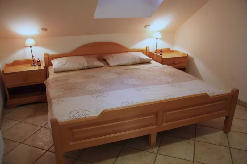 Doppelbett im Schlafzimmer