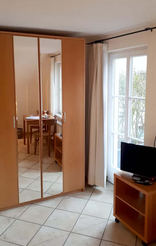 Schrank mit Spiegel im Zimmer Nr. 2