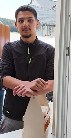 Junger Service-Mitarbeiter