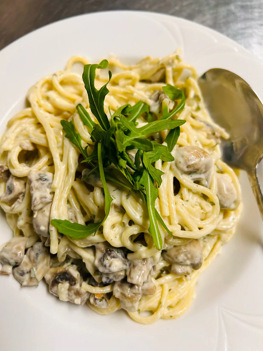 Spaghetti mit Pilzsoße und Ruccola