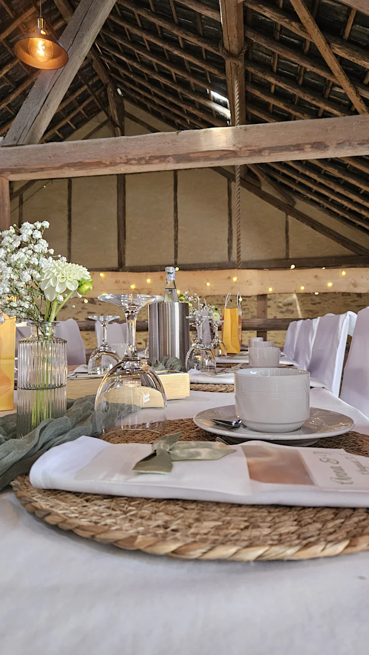 Gedeckert Tisch in der Festscheune