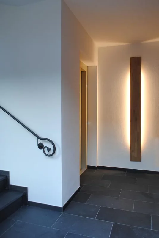 Treppenaufgang und Aufzug zum Zimmer 13