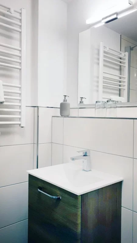 Waschtisch und Wandheizung im Zimmer Nr. 8