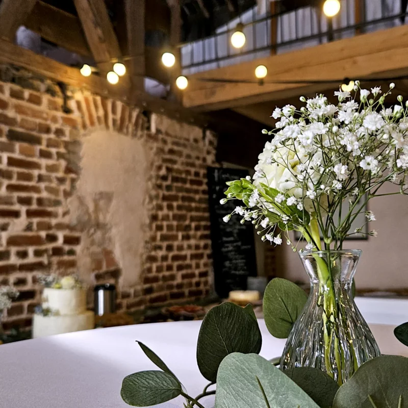 Weiße Blumen auf dem Tisch