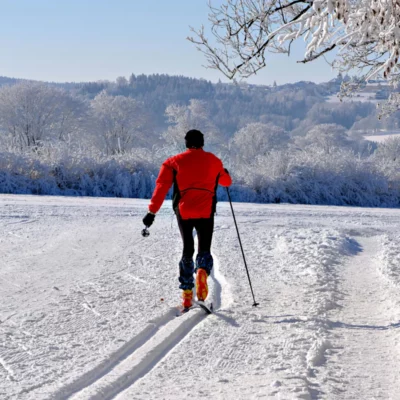 Langlauf in einer verschneiten Winterlandschaft